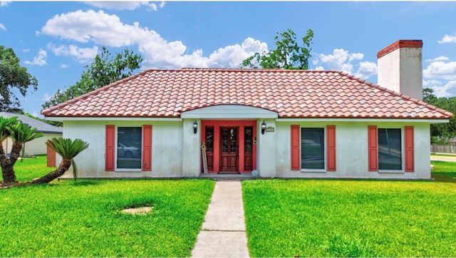 327 Live Oak Lane, Lake Jackson, TX 77566