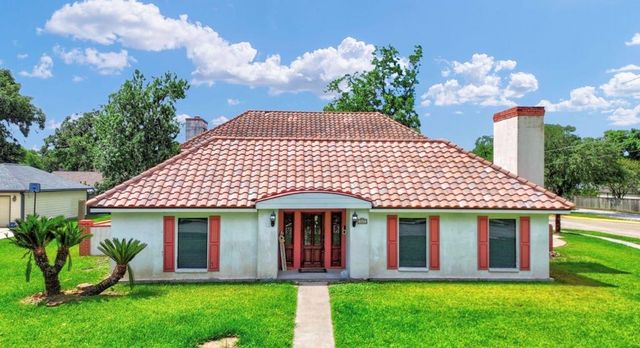 327 Live Oak Lane, Lake Jackson, TX 77566