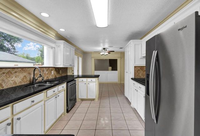 327 Live Oak Lane, Lake Jackson, TX 77566