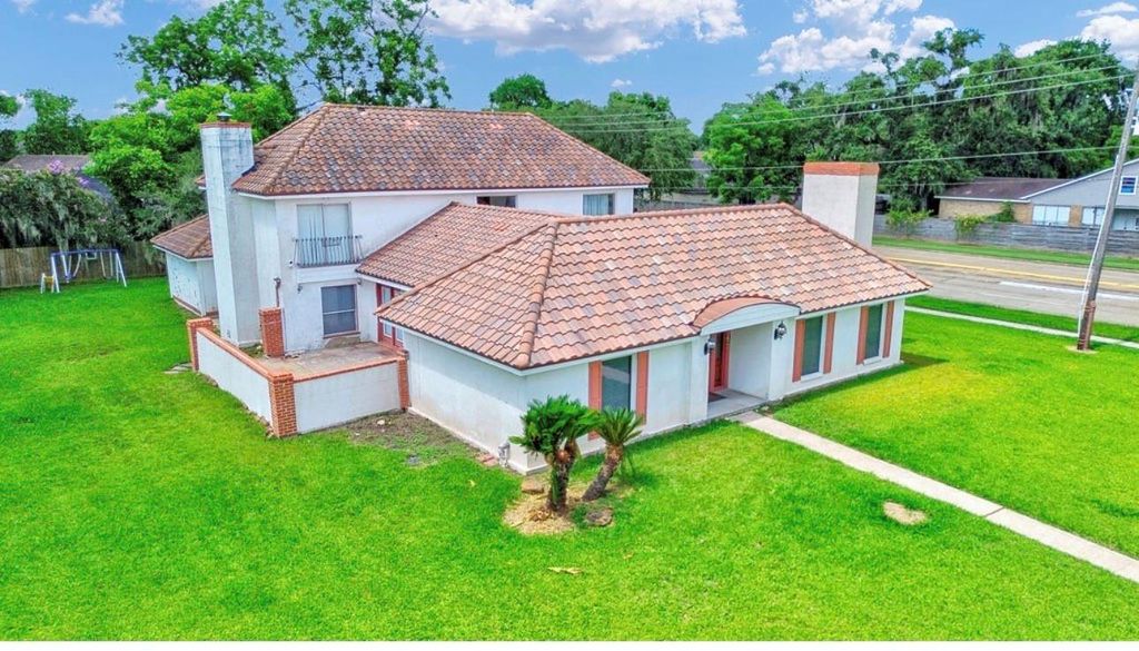 327 Live Oak Lane, Lake Jackson, TX 77566