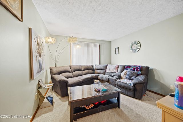 4406 Starks Dr, Louisville, KY 40218