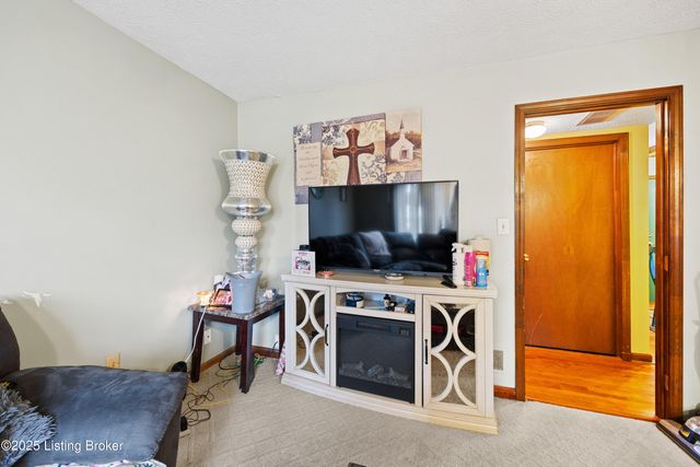 4406 Starks Dr, Louisville, KY 40218