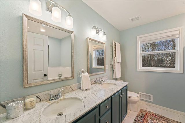 412 Red Pine CIRCLE, Dousman, WI 53118