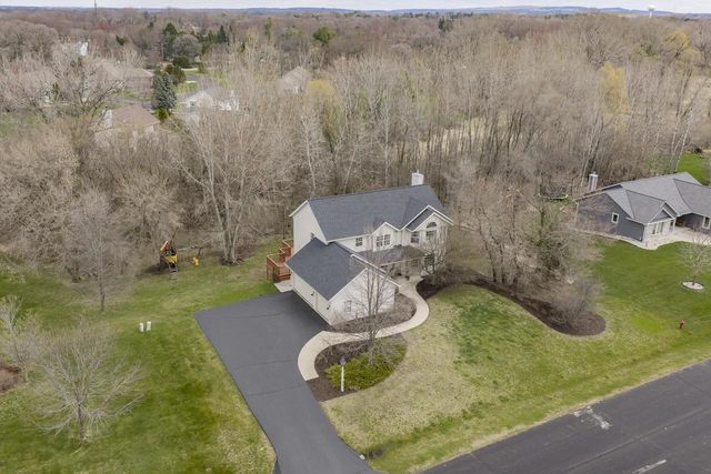 412 Red Pine CIRCLE, Dousman, WI 53118
