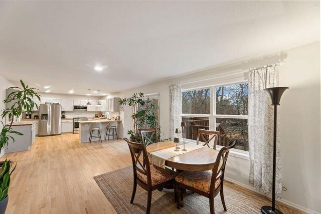 412 Red Pine CIRCLE, Dousman, WI 53118