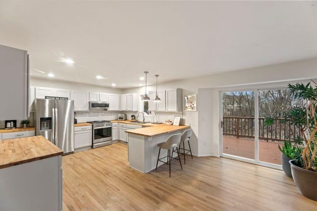 412 Red Pine CIRCLE, Dousman, WI 53118