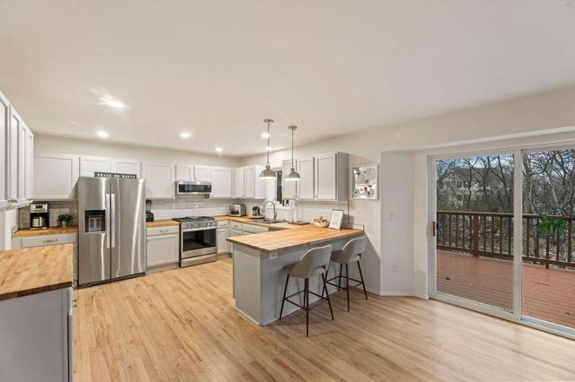412 Red Pine CIRCLE, Dousman, WI 53118