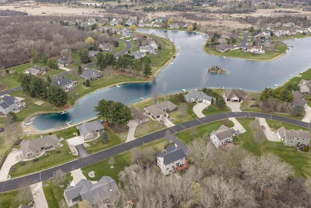 412 Red Pine CIRCLE, Dousman, WI 53118