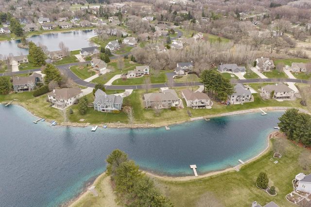 412 Red Pine CIRCLE, Dousman, WI 53118