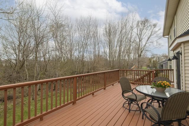 412 Red Pine CIRCLE, Dousman, WI 53118