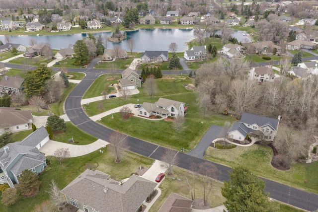 412 Red Pine CIRCLE, Dousman, WI 53118