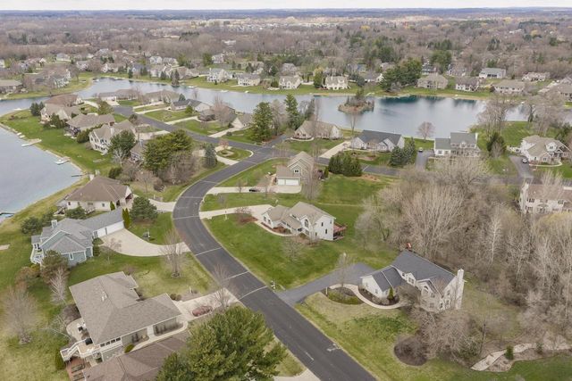 412 Red Pine CIRCLE, Dousman, WI 53118