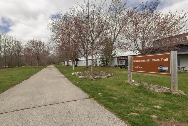 412 Red Pine CIRCLE, Dousman, WI 53118