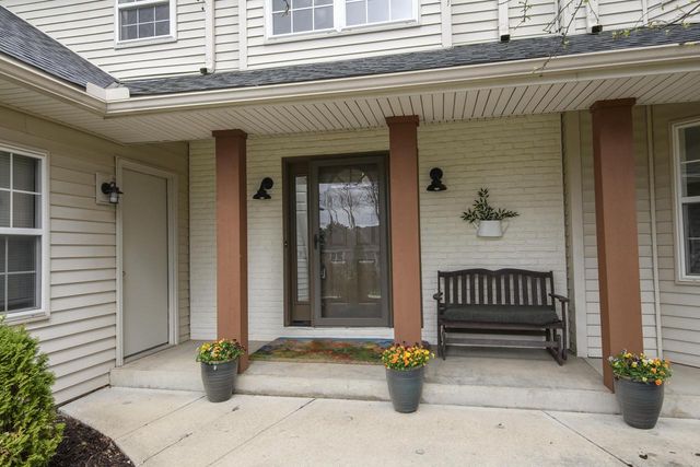 412 Red Pine CIRCLE, Dousman, WI 53118