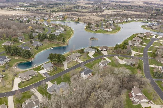 412 Red Pine CIRCLE, Dousman, WI 53118