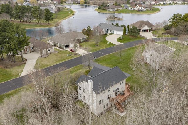 412 Red Pine CIRCLE, Dousman, WI 53118