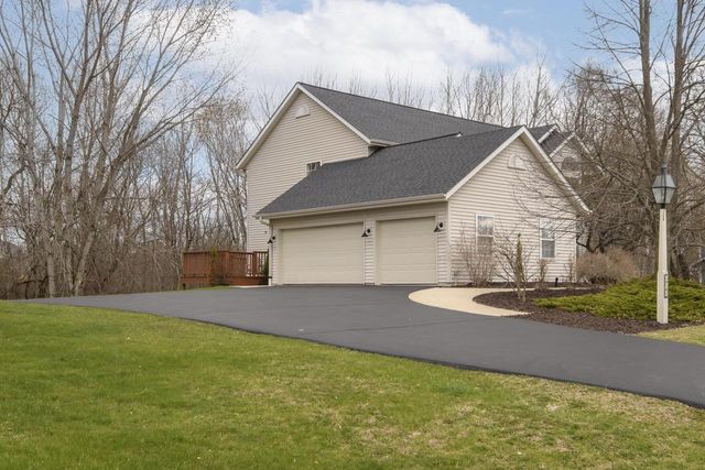 412 Red Pine CIRCLE, Dousman, WI 53118