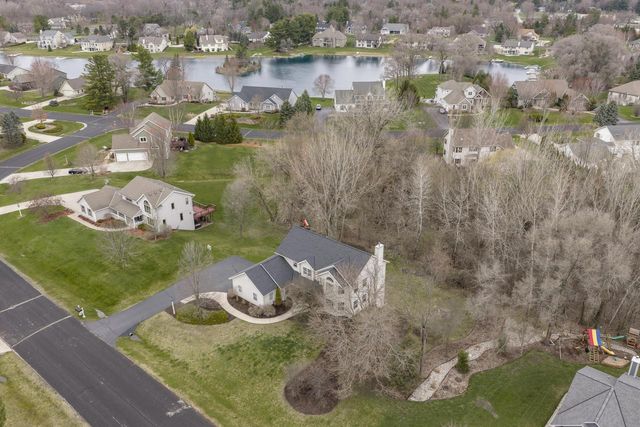 412 Red Pine CIRCLE, Dousman, WI 53118