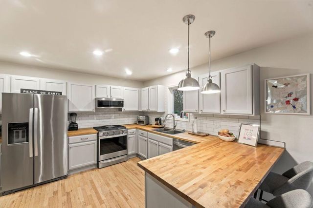 412 Red Pine CIRCLE, Dousman, WI 53118