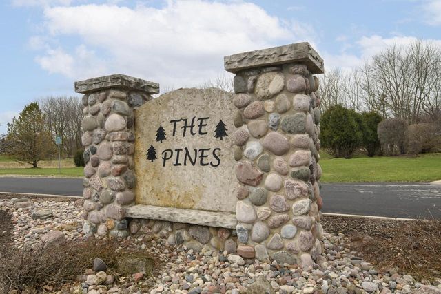 412 Red Pine CIRCLE, Dousman, WI 53118