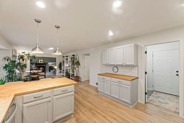 412 Red Pine CIRCLE, Dousman, WI 53118