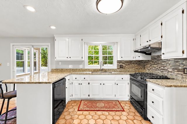 293 Davis St, Northborough, MA 01532