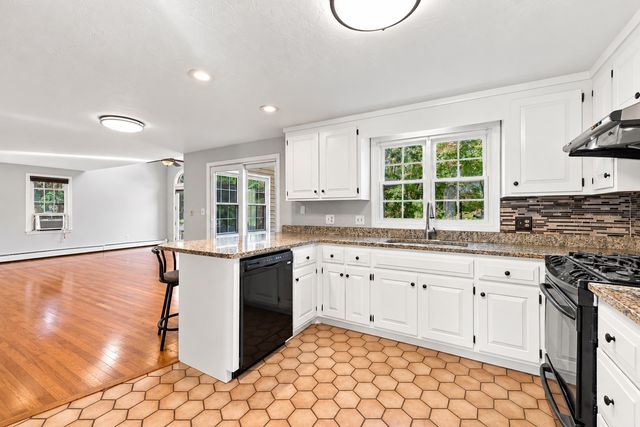 293 Davis St, Northborough, MA 01532