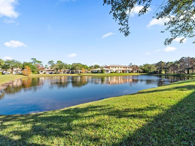 2522 Stockbridge Square, Vero Beach, FL 32962