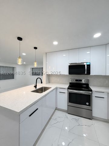 2610 Pierce St, Hollywood, FL 33020