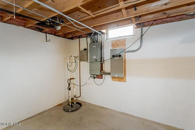 1347 Oaktree Court, Oregon, OH 43616