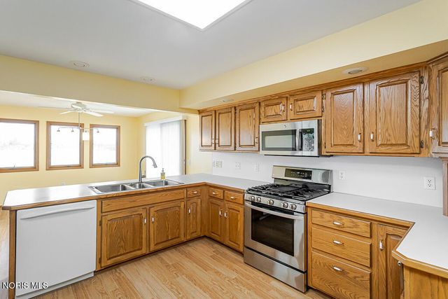 1347 Oaktree Court, Oregon, OH 43616