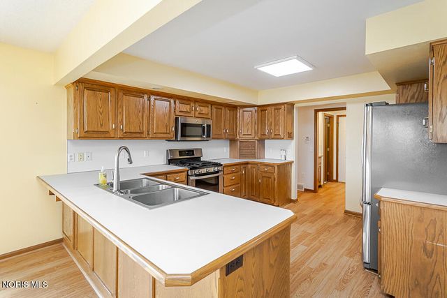 1347 Oaktree Court, Oregon, OH 43616