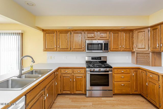 1347 Oaktree Court, Oregon, OH 43616