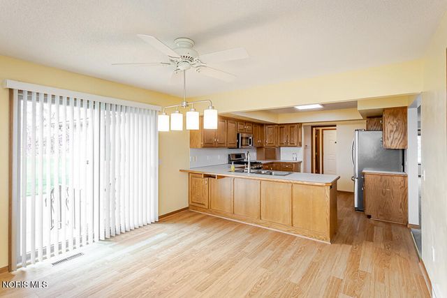 1347 Oaktree Court, Oregon, OH 43616