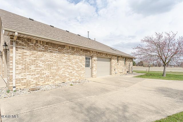 1347 Oaktree Court, Oregon, OH 43616