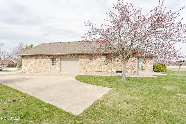 1347 Oaktree Court, Oregon, OH 43616