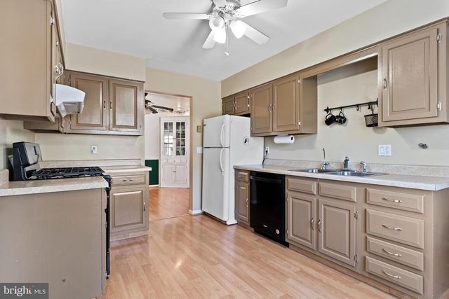 1434 YORKTOWNE, Mechanicsburg, PA 17050