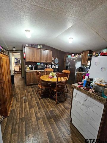 301 An County Rd 1370, Palestine, TX 75801