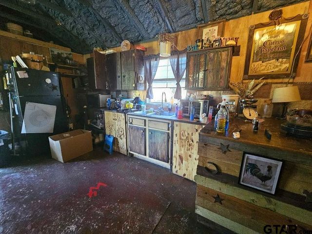 301 An County Rd 1370, Palestine, TX 75801