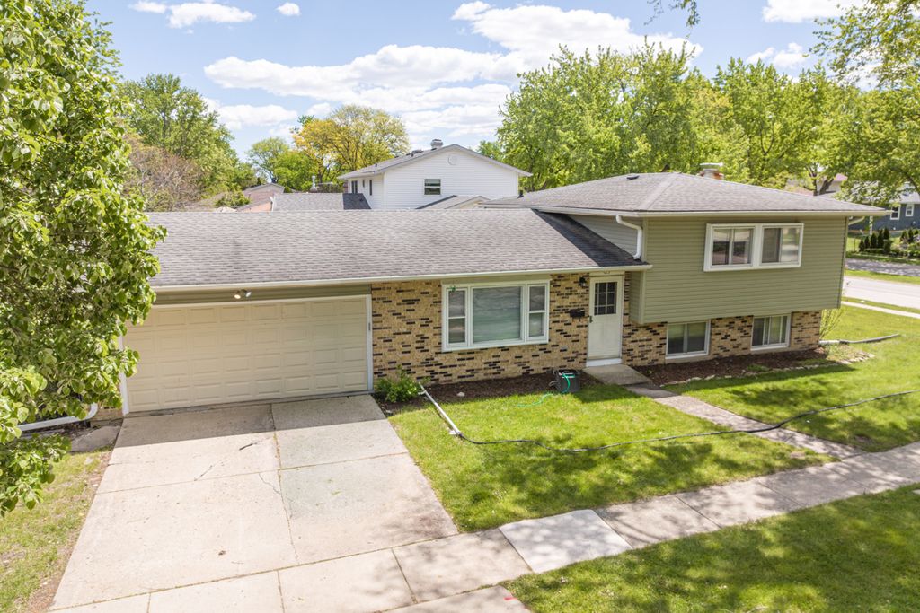 425 Lisa Lane, Streamwood, IL 60107