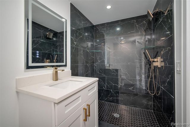 5969 Pleasant Drive, Waterford, MI 48329