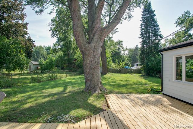 5969 Pleasant Drive, Waterford, MI 48329