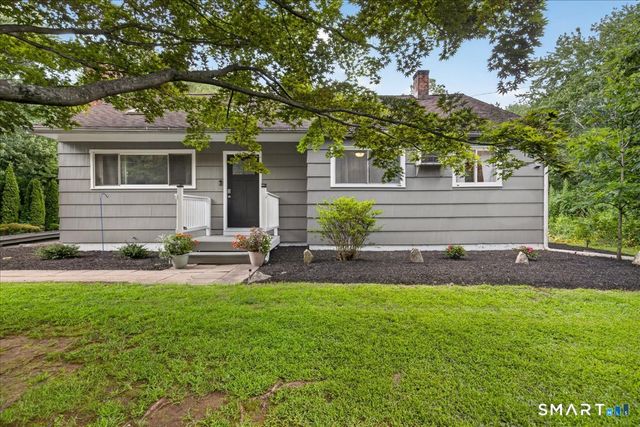 6 Paugussett Road, Newtown, CT 06482