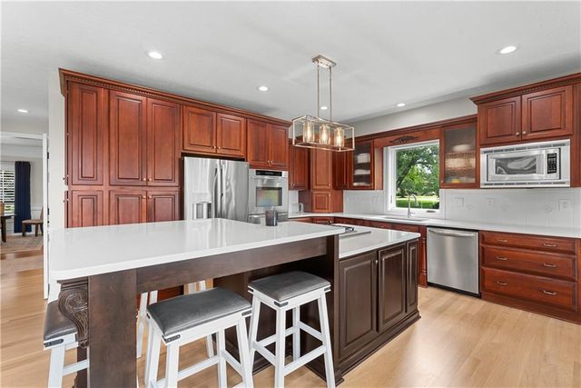1105 NE Moss Point Road, Lee's Summit, MO 64064