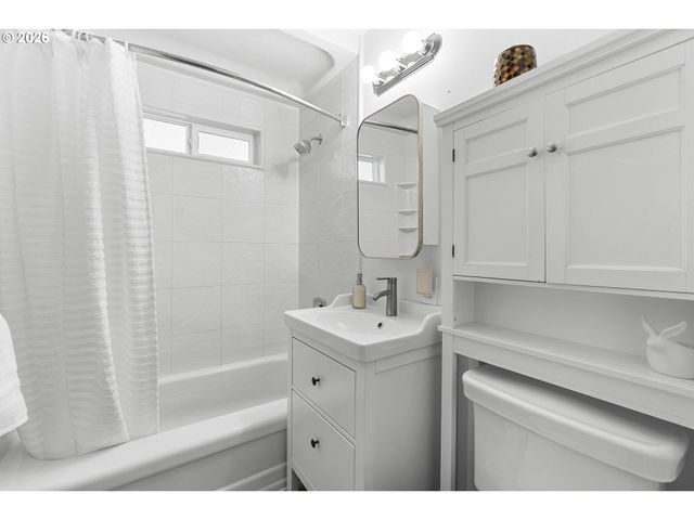 2032 Se 147TH Ave, Portland, OR 97233