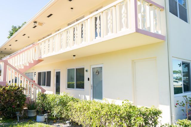 131 Easthampton F, West Palm Beach, FL 33417