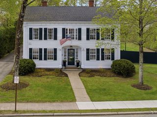 5 Great Rd, Bedford, MA 01730