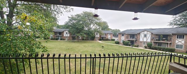 9s025 Lake Drive 10-206, Willowbrook, IL 60527