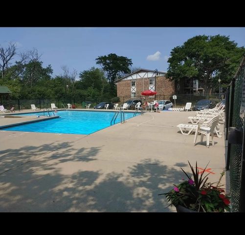 9s025 Lake Drive 10-206, Willowbrook, IL 60527