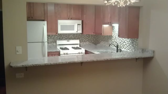 9s025 Lake Drive 10-206, Willowbrook, IL 60527